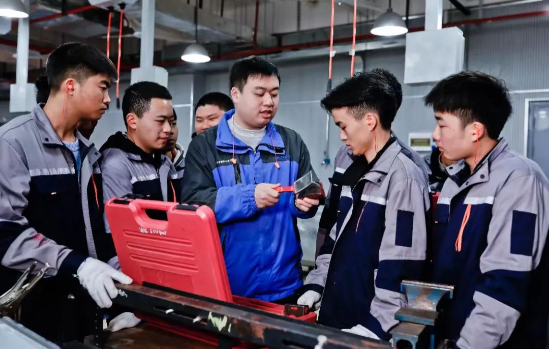 上海中(zhōng)職教師參與全國職業院校教學能力比賽百分(fēn)百獲獎!這是上海中(zhōng)職快速發展的密碼之一(yī)(圖1) 上海中(zhōng)職教師參與全國職業院校教學能力比賽百分(fēn)百獲獎!這是上海中(zhōng)職快速發展的密碼之一(yī)(圖1)